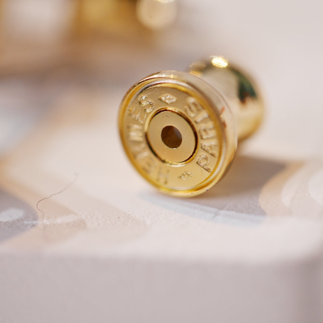 {"productName":"Avelora","tagline":"MINI POP H GOLD EARRINGS GREY"}