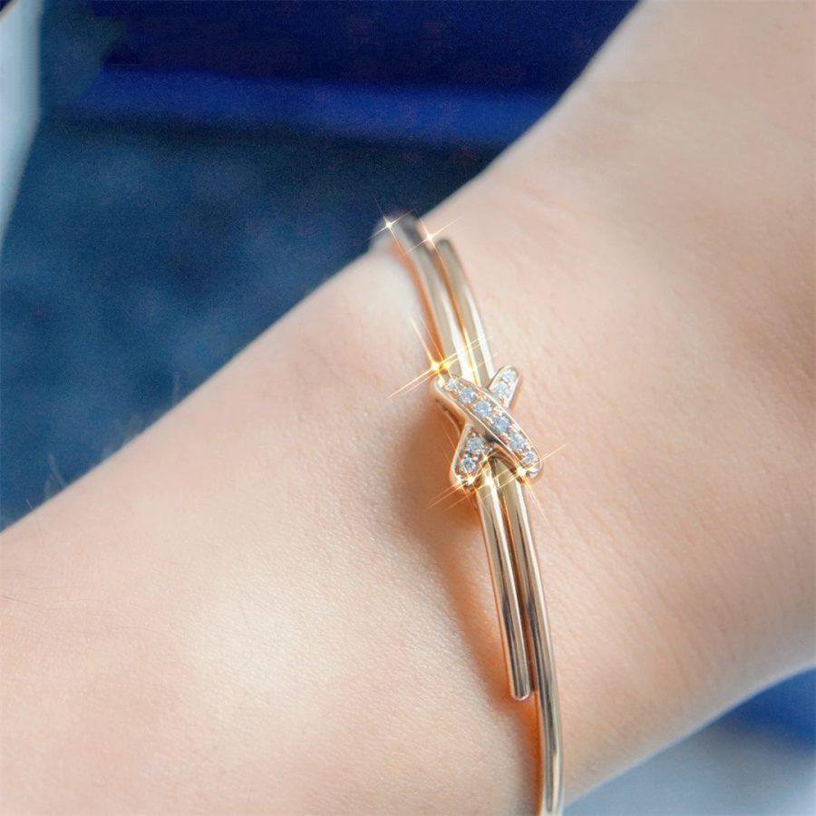 ```json
{
"Avelora": "ROSE GOLD DIAMONDS ARMBÄNDER-SET"
}
```