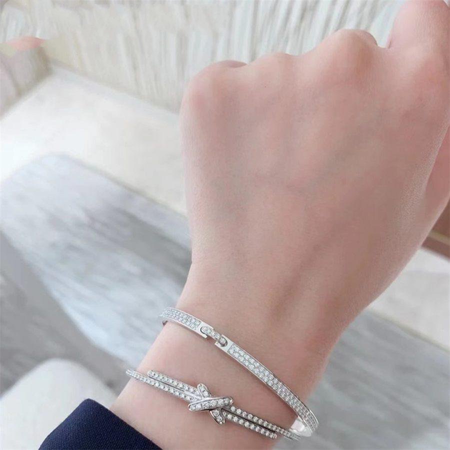 {"product": "DIAMONDS SILVER BRACELET GAMES"}