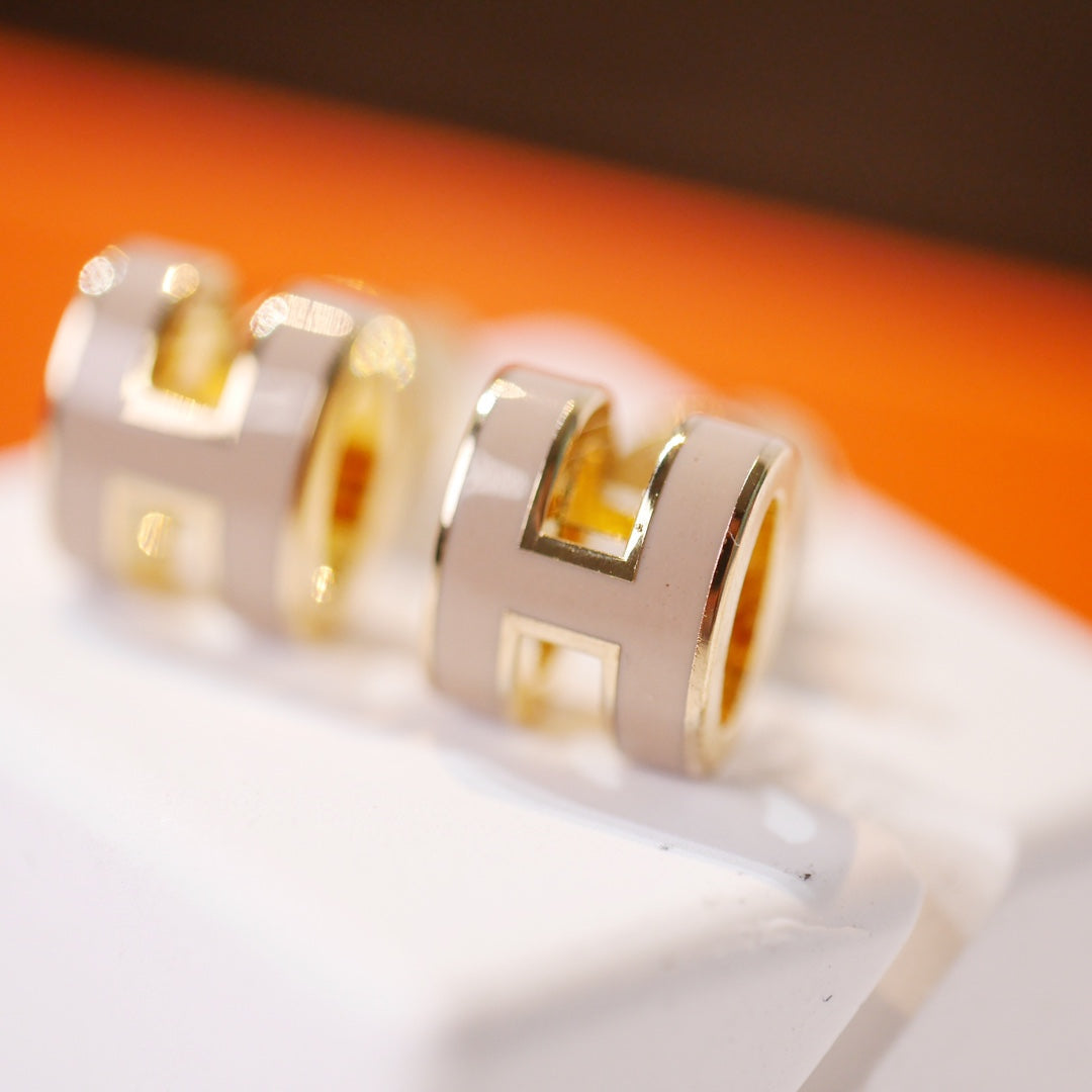 [Avelora]MINI POP H GOLD EARRINGS GREY