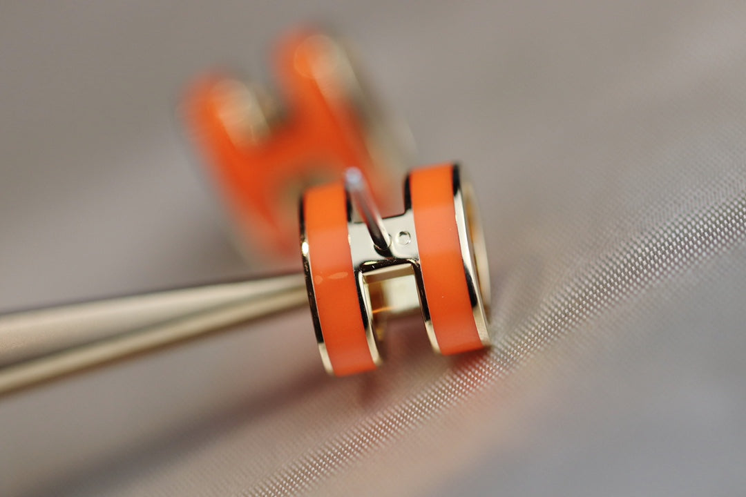 [Avelora]MINI POP H EARRINGS ORANGE