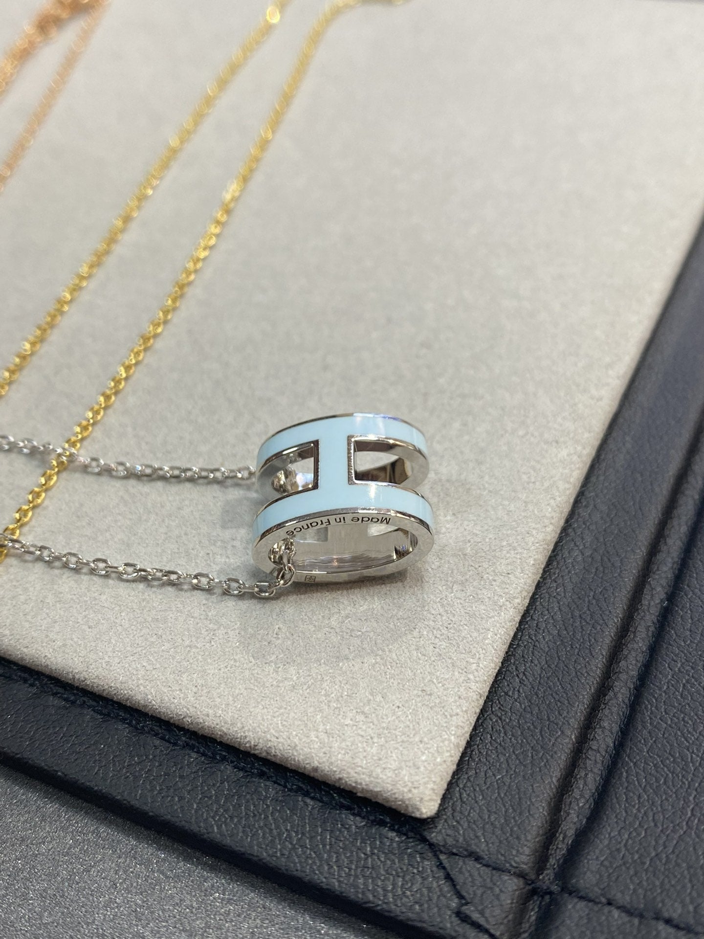 [Avelora]POP H LIGHT BLUE NECKLACE