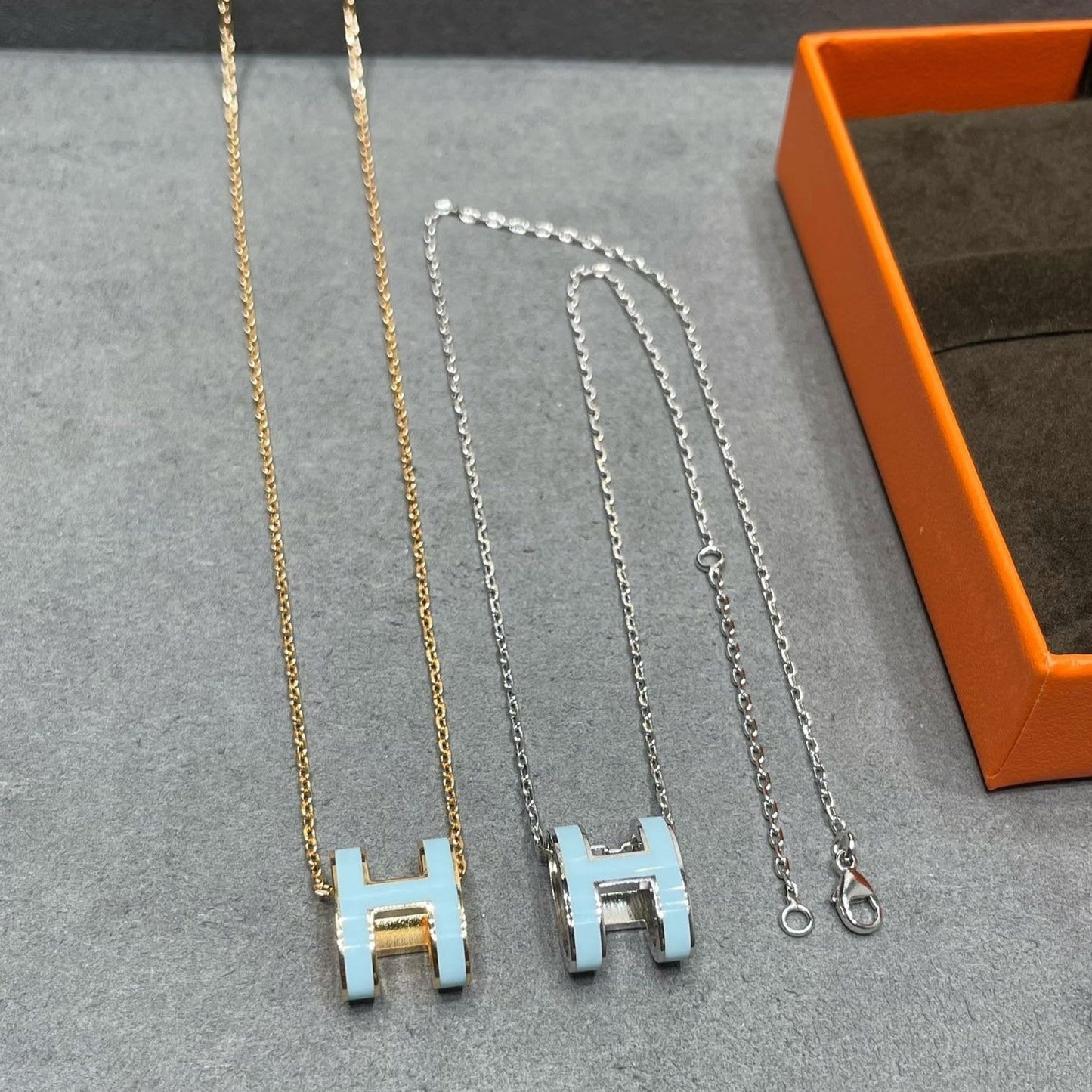 [Avelora]POP H SKY BLUE NECKLACE