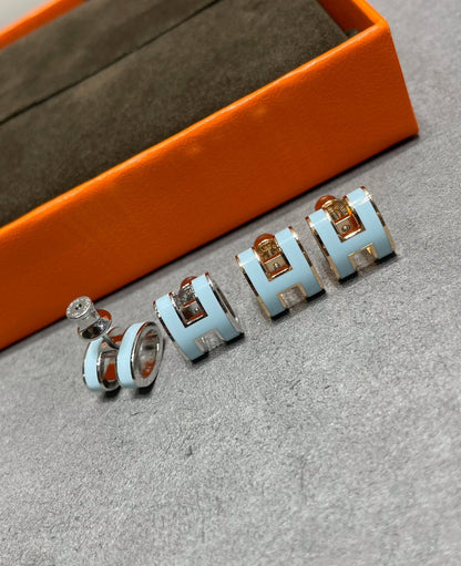 [Avelora]POP H SKY BLUE STUD EARRINGS