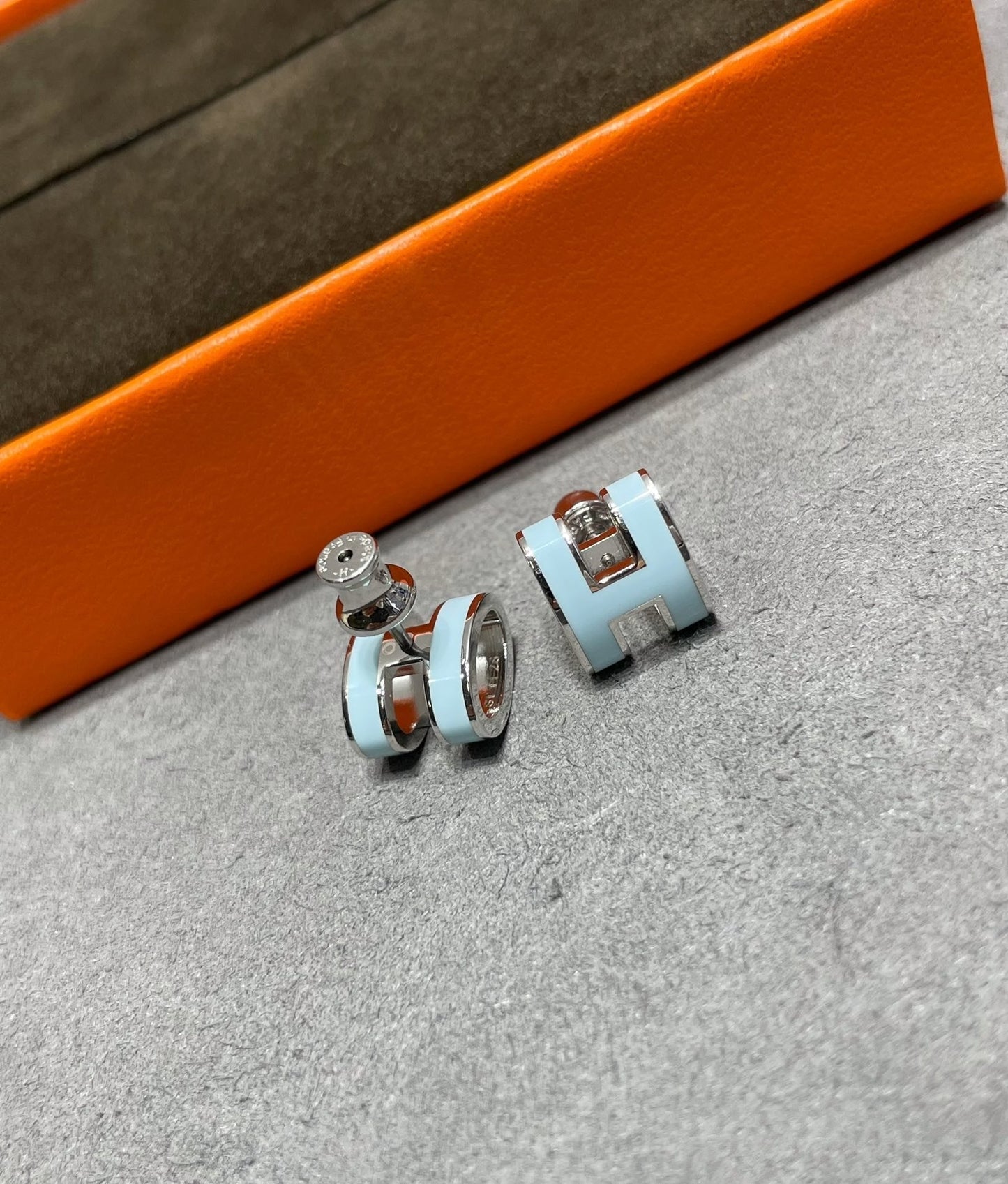 [Avelora]POP H SKY BLUE STUD EARRINGS