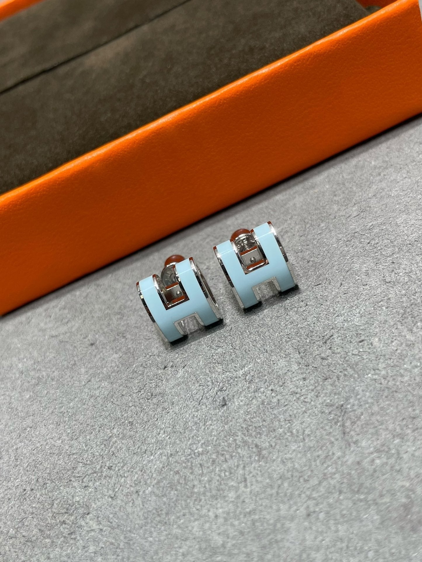 [Avelora]POP H SKY BLUE STUD EARRINGS
