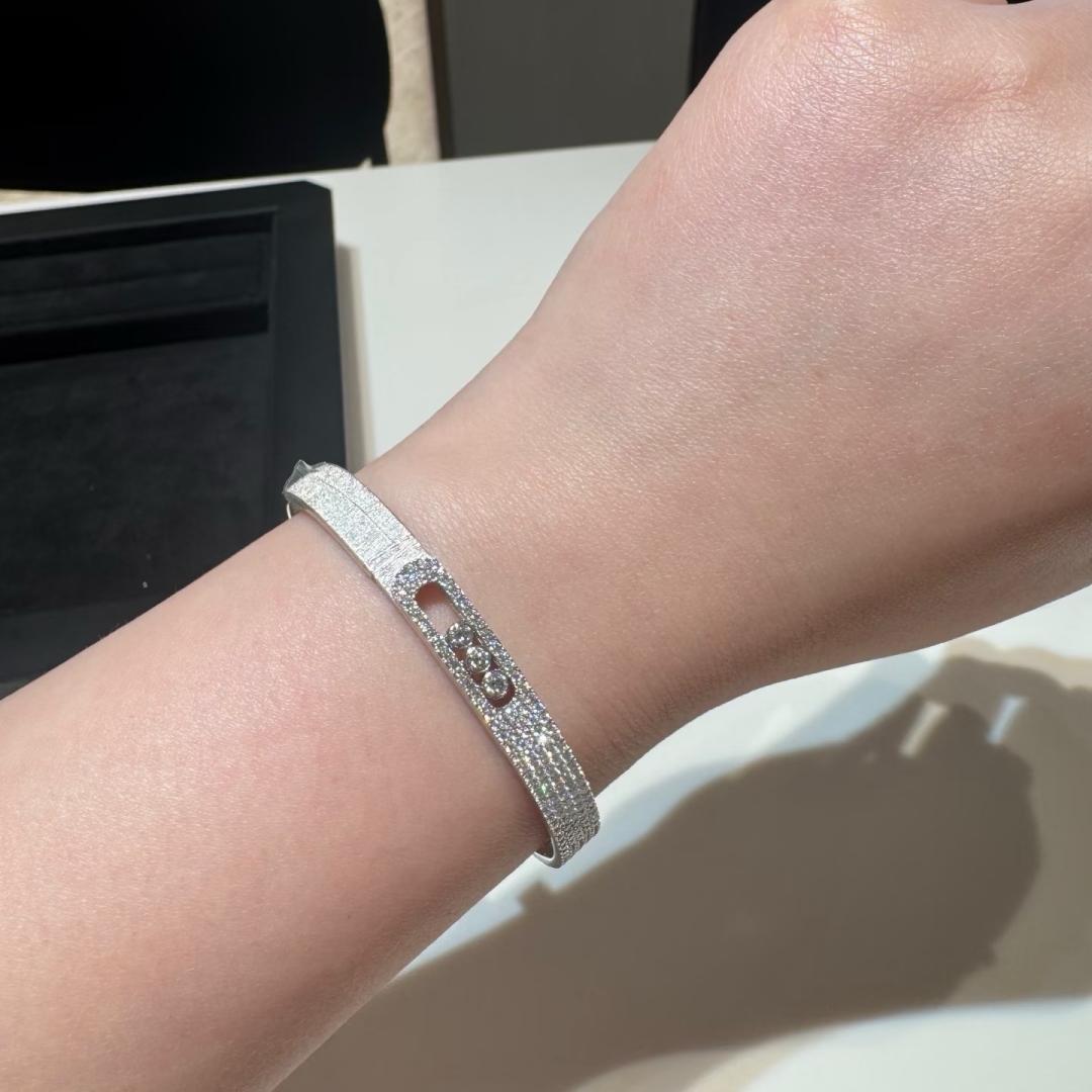 [Avelora]MOVE NOA CISELÉ HALF-PAVÉ DIAMOND BANGLE BRACELET