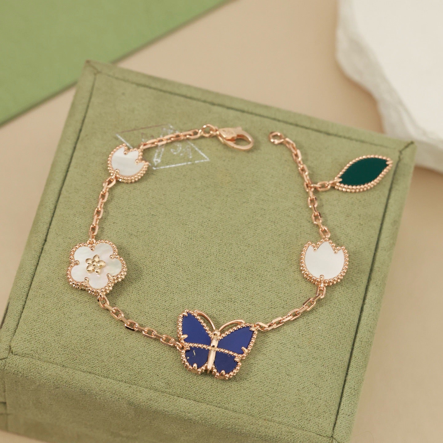 [Avelora]SPRING ENCHANTMENT BUTTERFLY & FLORAL CHARM BRACELET