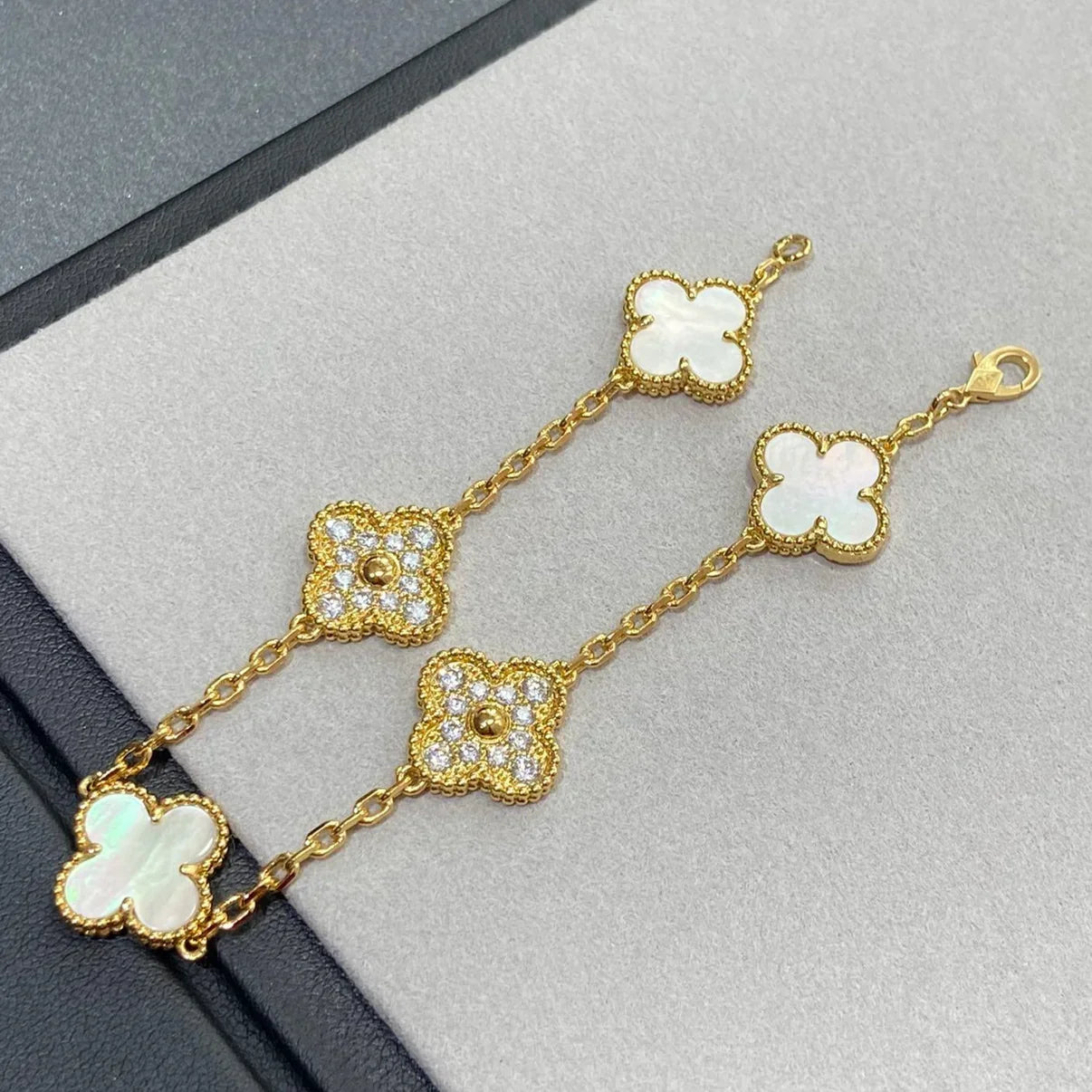 [Avelora]LUCKY CLOVER 5-MOTIF BRACELET - WHITE MOTHER-OF-PEARL COLLECTION
