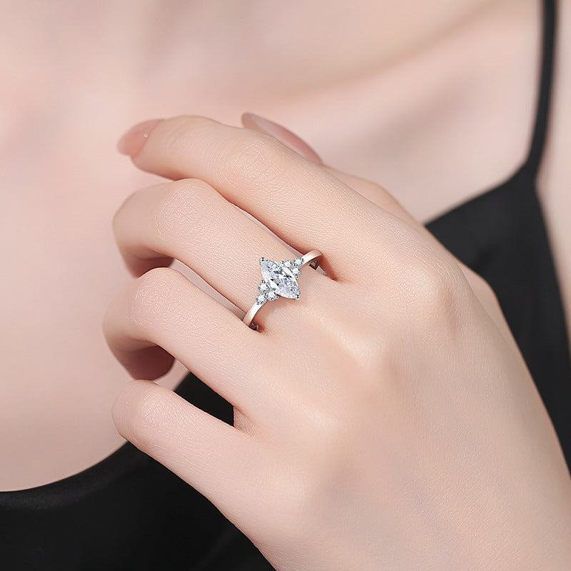 [Avelora]ELEGANT MARQUISE CUT MOISSANITE RING WITH SIDE ACCENTS