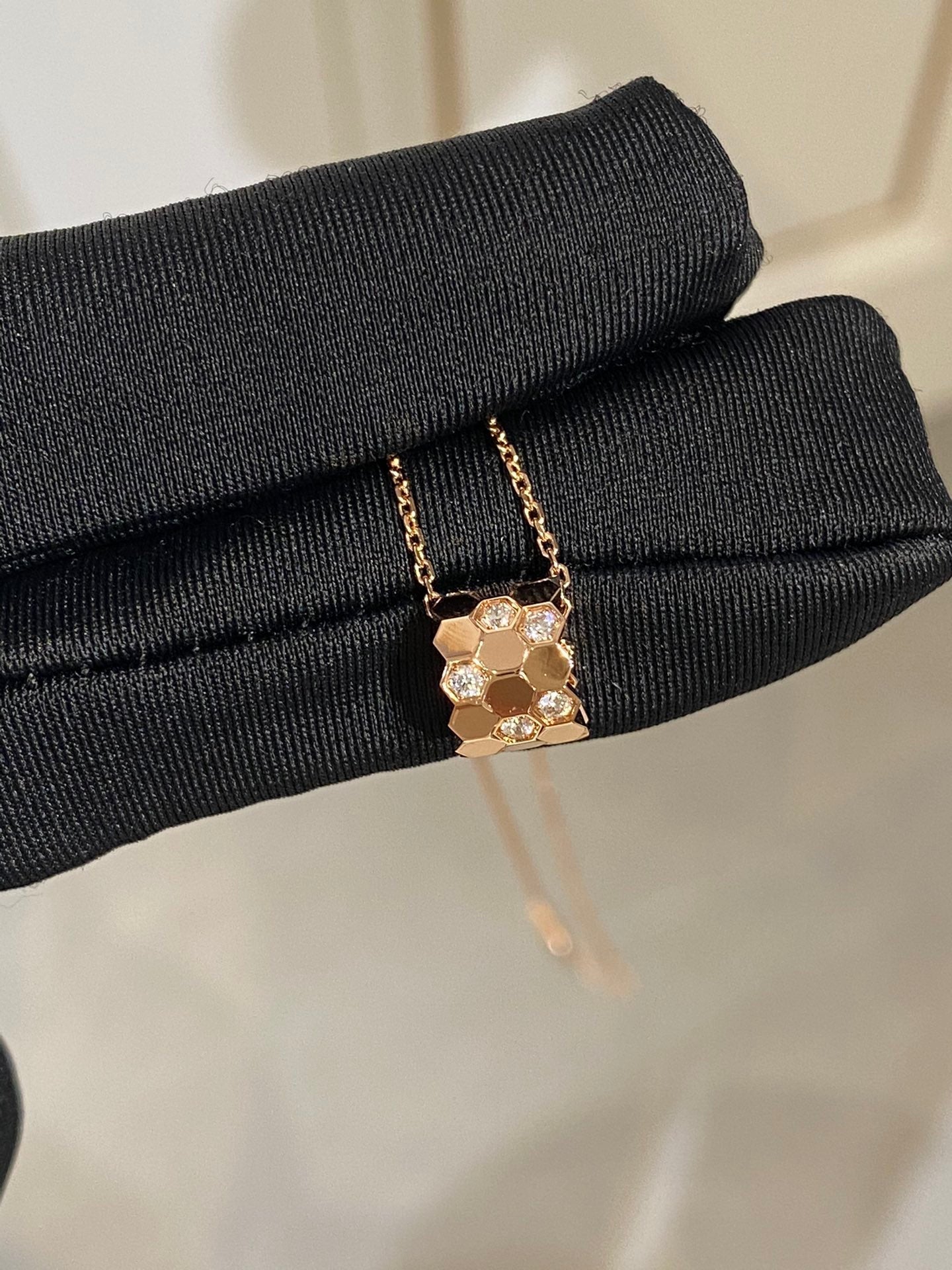 [Avelora]BEE LOVE DIAMOND NECKLACE