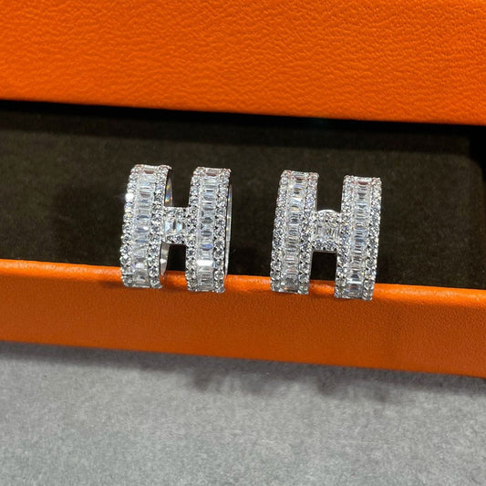 [Avelora]H STUD EARRINGS WITH SILVER DIAMONDS