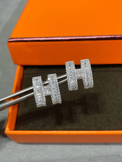 [Avelora]H STUD EARRINGS WITH SILVER DIAMONDS