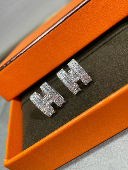 [Avelora]H STUD EARRINGS WITH SILVER DIAMONDS