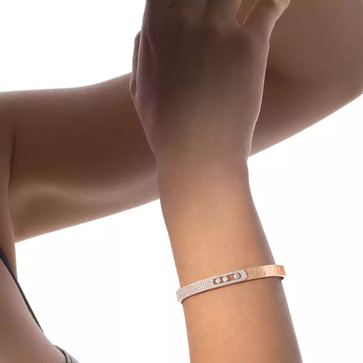 [Avelora]MOVE NOA CISELÉ HALF-PAVÉ DIAMOND BANGLE BRACELET