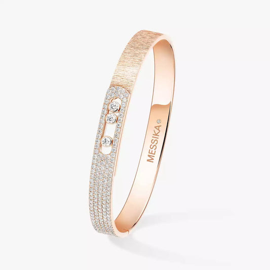 [Avelora]MOVE NOA CISELÉ HALF-PAVÉ DIAMOND BANGLE BRACELET