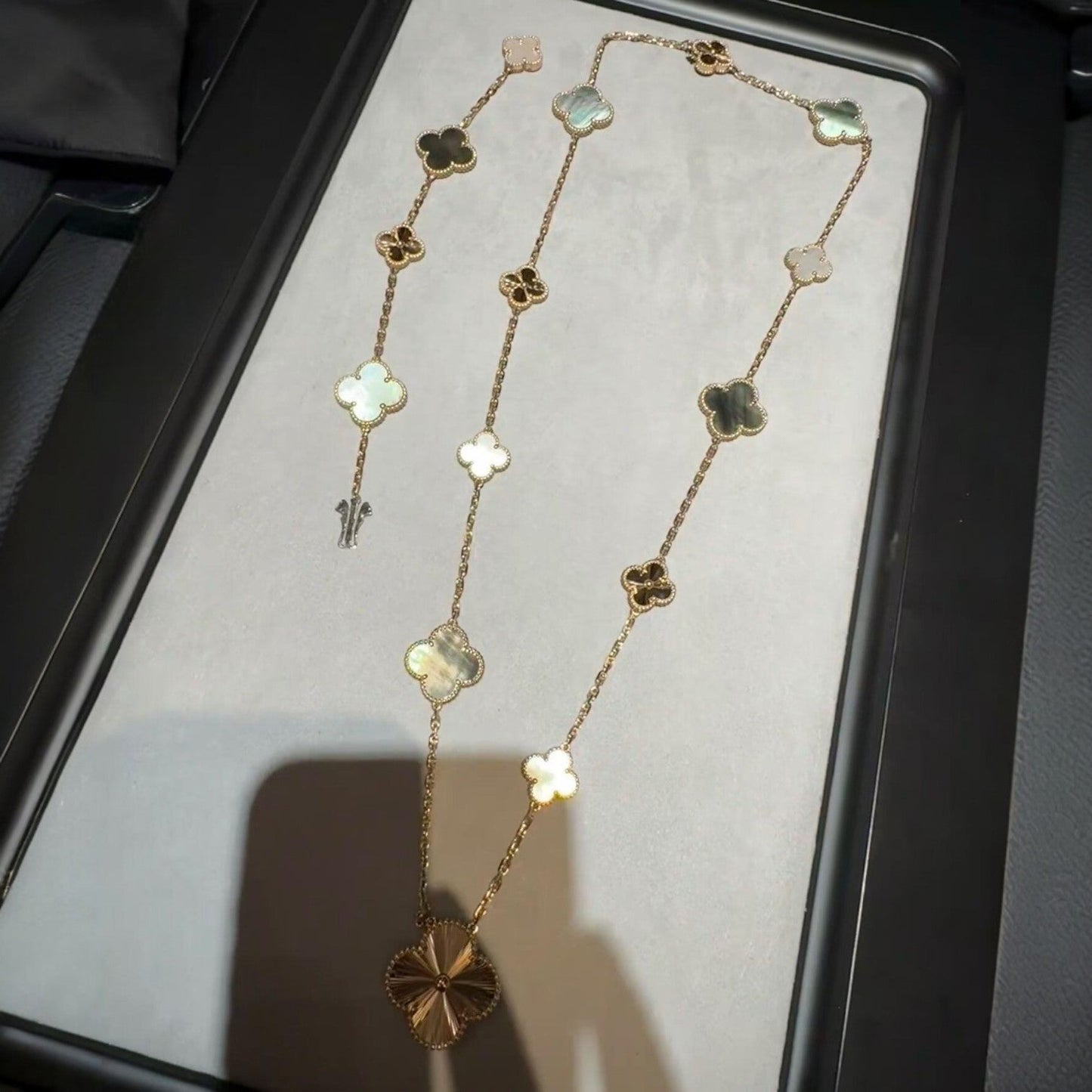 [Avelora]DETACHABLE 15-MOTIF CLOVER STATEMENT SET - GREY MOTHER-OF-PEARL & LASER
