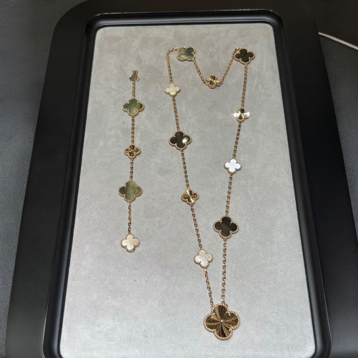 [Avelora]DETACHABLE 15-MOTIF CLOVER STATEMENT SET - GREY MOTHER-OF-PEARL & LASER