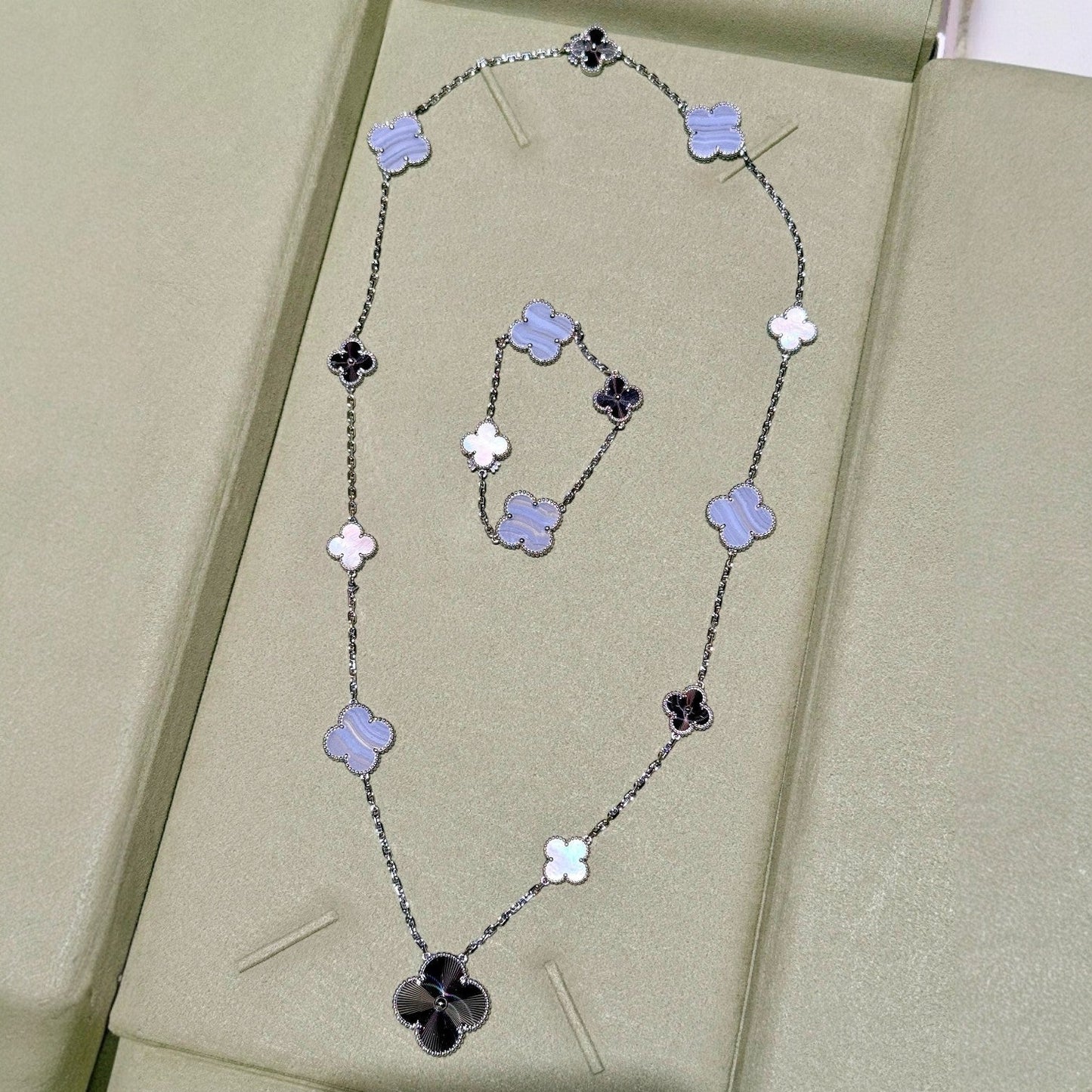 [Avelora]DETACHABLE 15-MOTIF CLOVER STATEMENT SET - PURPLE CHALCEDONY & LASER