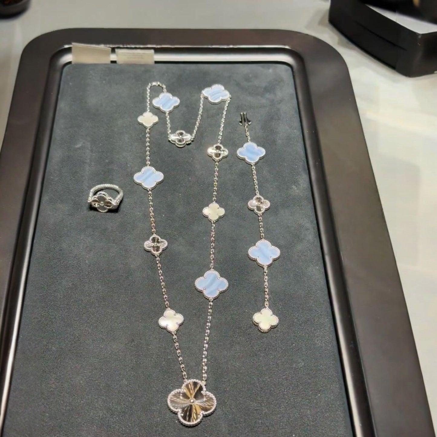 [Avelora]DETACHABLE 15-MOTIF CLOVER STATEMENT SET - PURPLE CHALCEDONY & LASER